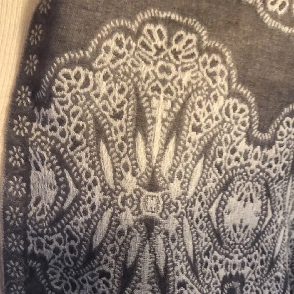 Chico’s Lacey jacquard wrap scarf gray one size fringe edge NWT - Picture 3 of 12